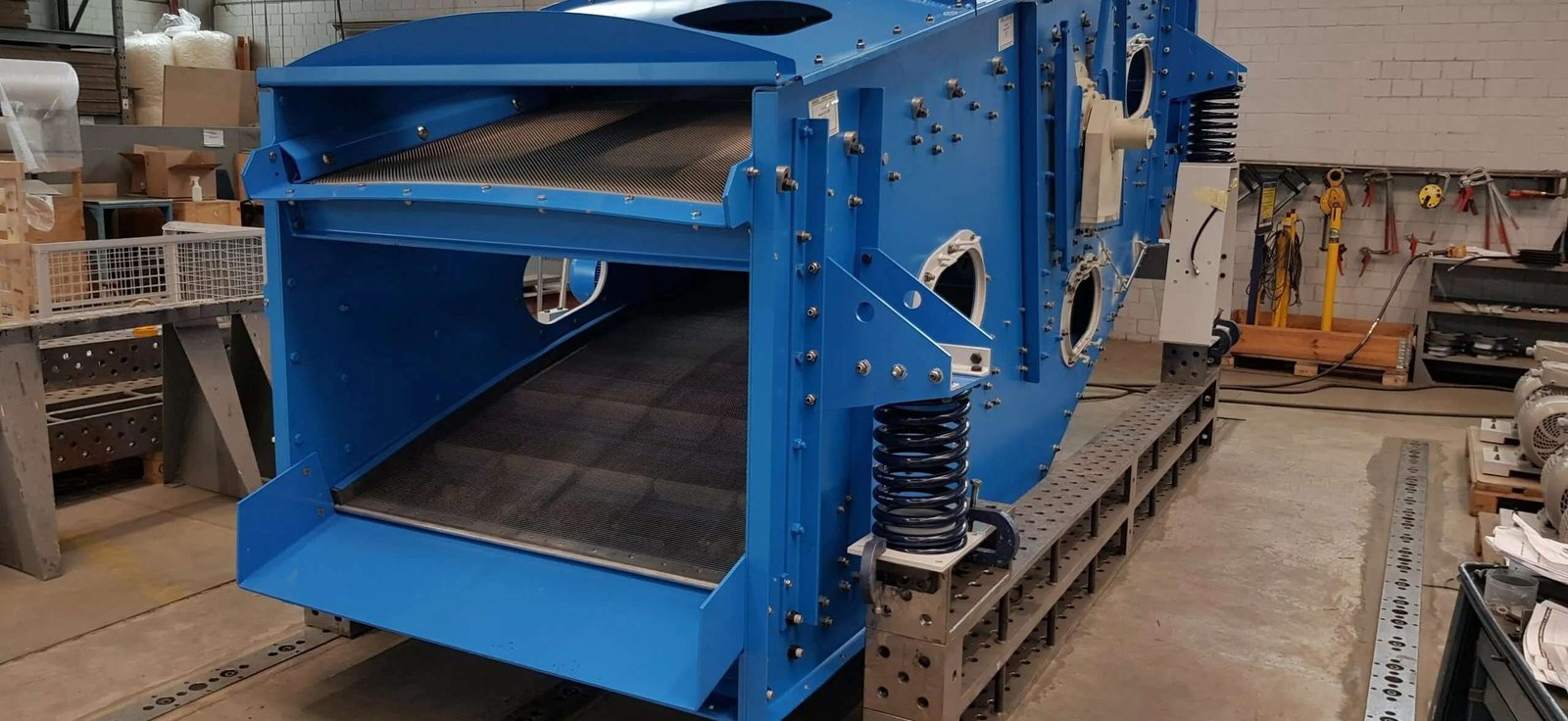 Photo of a vibrating screen in operation